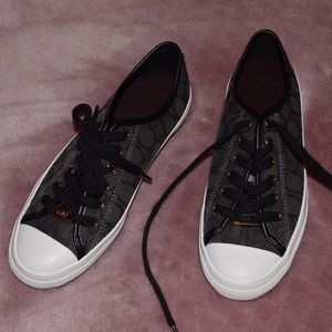 Very gently used Coach Size 8 women’s shoe!